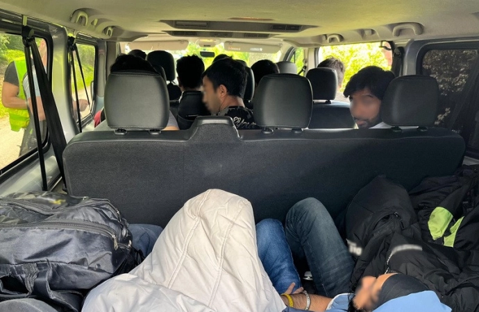 13 migrantów w busie