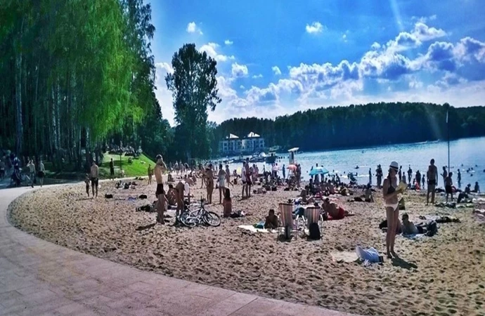 Część olsztyńskiej plaży z zakazem kąpieli