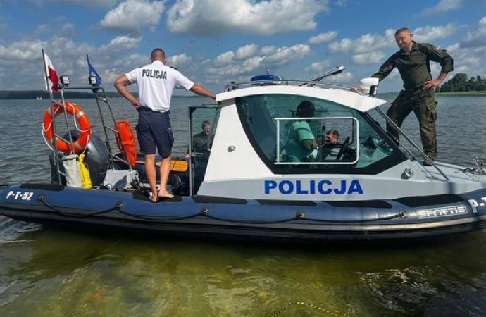 {Policjanci otrzymali zgłoszenie o niewybuchu, a nawet dwóch na dnie jeziora Niegocin.}
