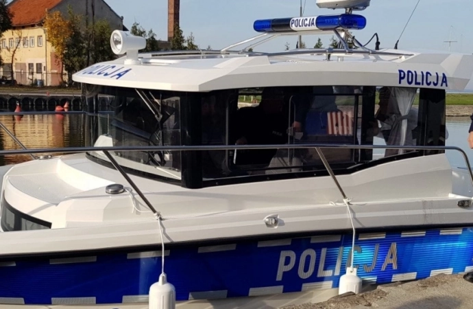 Nowoczesna łódź policyjna na Zalewie Wiślanym
