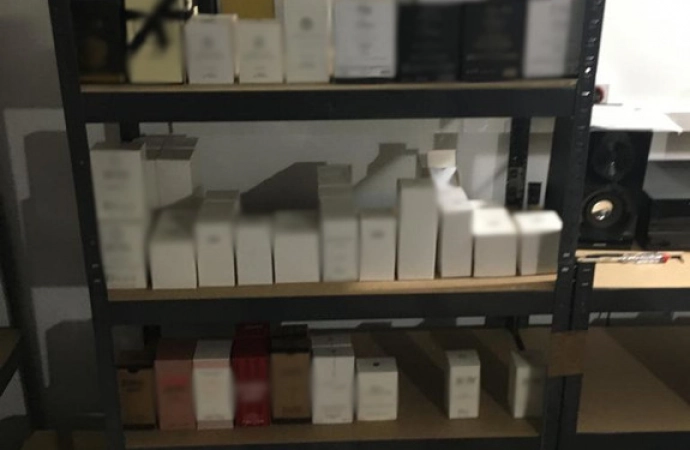 Ponad tysiąc zarzutów za podrabianie i sprzedaż fałszywych perfum